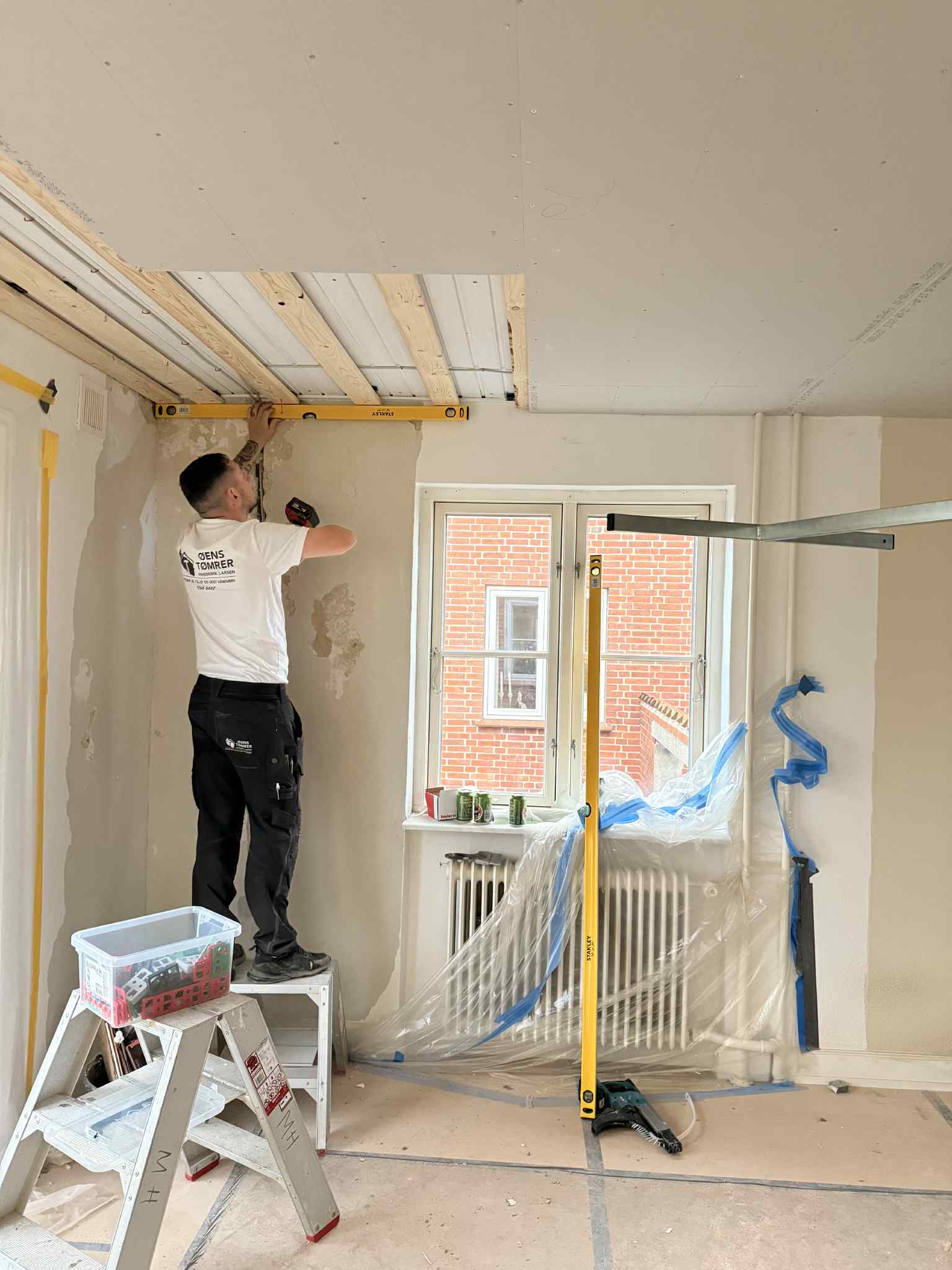 Frederik udfører tømrerarbejde - gipsloft