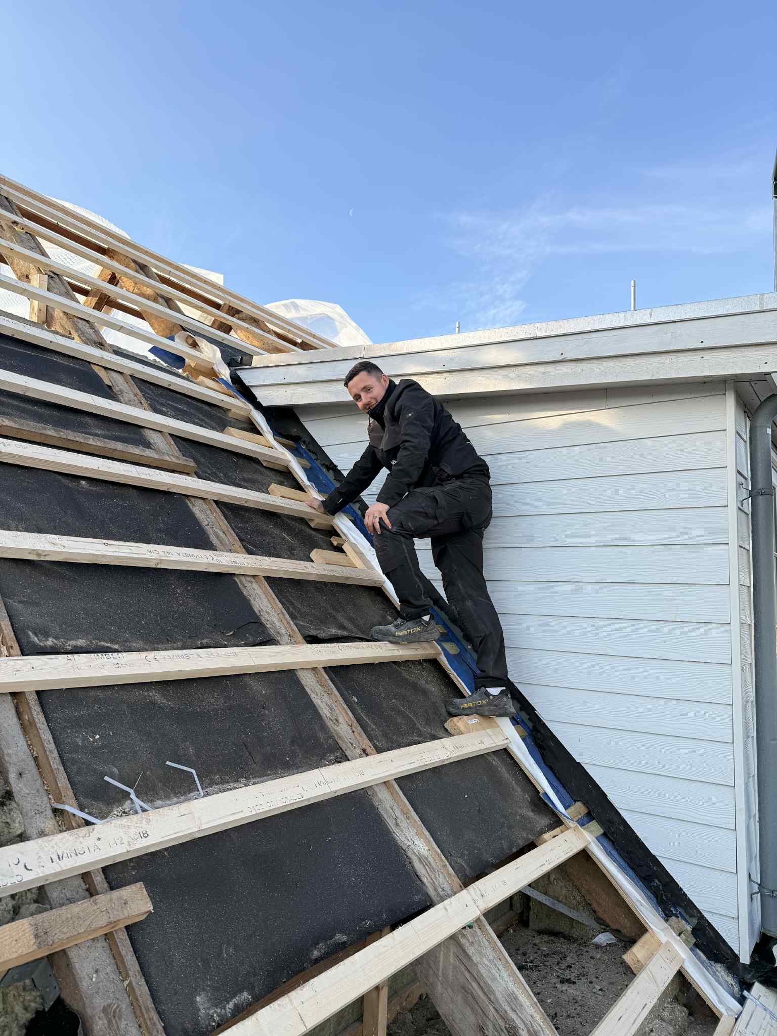 Frederik udfører tagarbejde