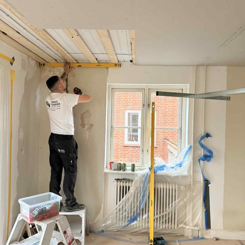 Frederik udfører tømrerarbejde - gipsloft