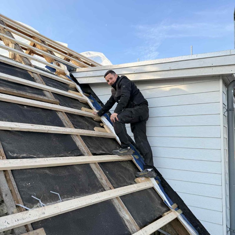 Frederik udfører tagarbejde