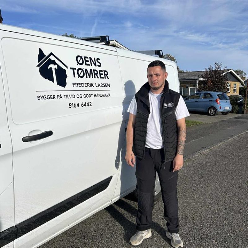 Frederik foran bil - Øens Tømrer